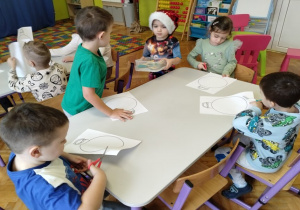 chłopiec rozdaje nożyczki