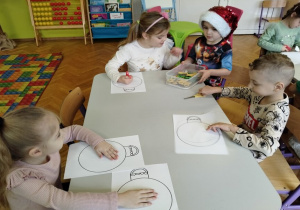 chłopiec rozdaje nożyczki