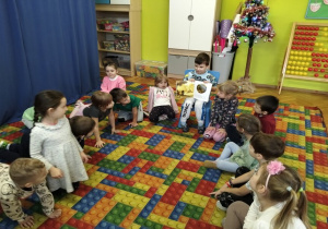 chłopiec pokazuje ilustrację do swojej bajki