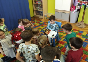 chłopiec pokazuje jaki to był skarb