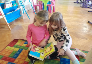 Dzieci oglądają książki