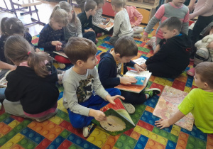 Dzieci oglądają książki