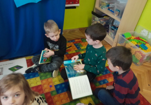 Dzieci oglądają książki