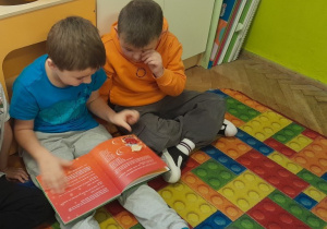 Dzieci oglądają książki