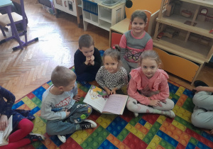 Dzieci oglądają książki