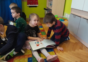 Dzieci oglądają książki
