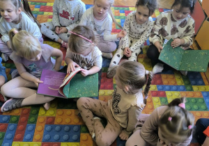 Dzieci oglądają książki