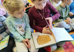 Dzieci oglądają książki