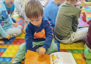 Dzieci oglądają książki