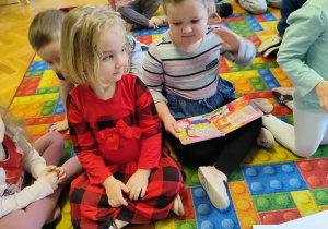 Dzieci oglądają książki