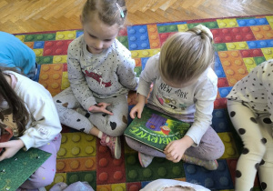 Dzieci oglądają książki