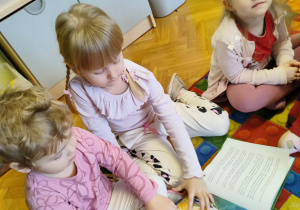 Dzieci oglądają książki