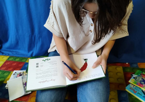 Autorka podpisuje książki