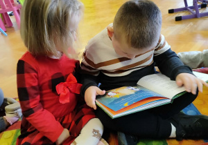 Dzieci oglądają książki