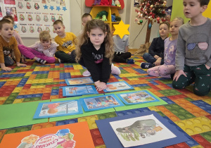 Dzieci układają historyjkę obrazkową