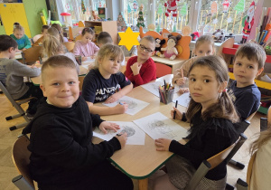 dzieci wykonują zadanie projektowe