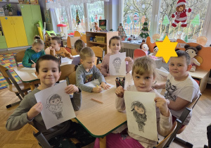 kolorują postać Mamrotka