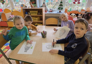 kolorują postać Mamrotka