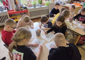 kolorują postać Mamrotka