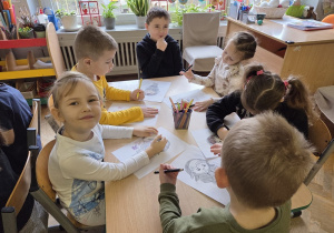 kolorują postać Mamrotka