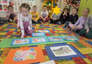 dzieci układają historyjkę obrazkową