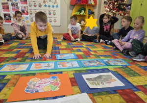 dzieci układają historyjkę obrazkową