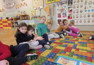 dzieci układają historyjkę obrazkową