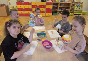 dzieci malują bombki