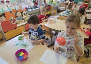dzieci malują bombki