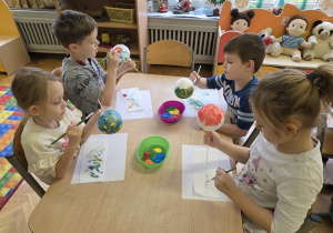 dzieci malują bombki