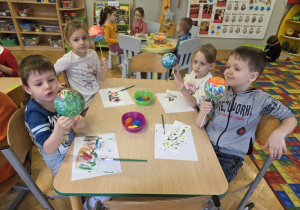 dzieci malują bombki