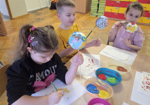 dzieci malują bombki