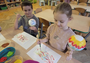 dzieci malują bombki