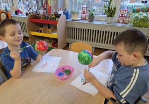 dzieci malują bombki