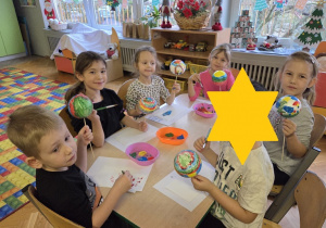 dzieci malują bombki