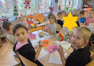 dzieci malują bombki