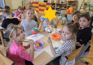 dzieci malują bombki