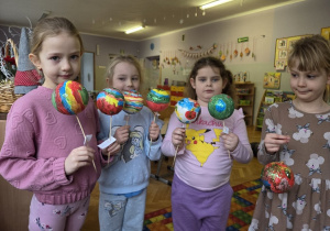 dzieci malują bombki