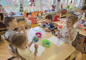 dzieci malują bombki