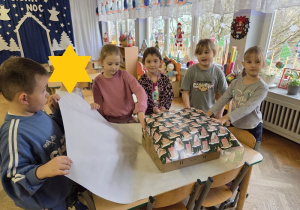 zawijanie paczki w ozdobny papier