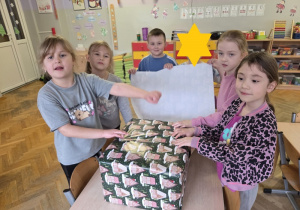 zawijanie paczki w ozdobny papier