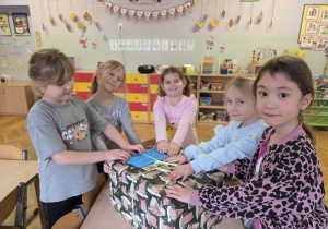 zawijanie paczki w ozdobny papier