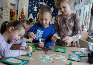 Dzieci tworzą zaproszenia