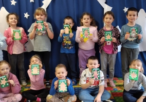 Dzieci tworzą zaproszenia