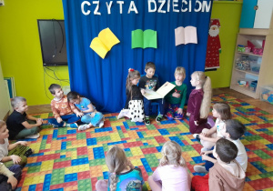 Chłopiec opowiada o przeczytanej książce