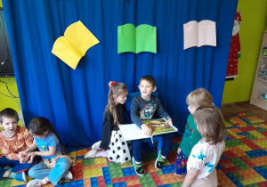 Chłopiec opowiada o przeczytanej książce