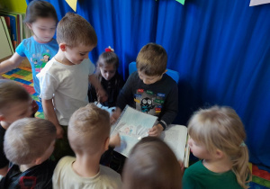 Chłopiec opowiada o przeczytanej książce