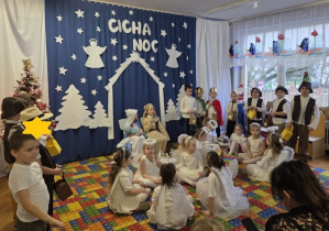 śpiewanie świątecznych piosenek