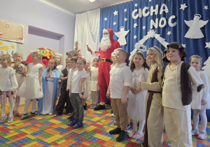 Mikołaj rozdaje prezenty