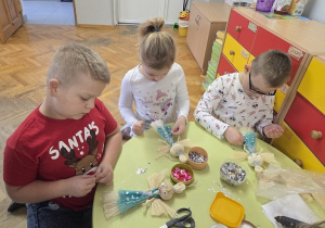 dzieci dekorują aniołki